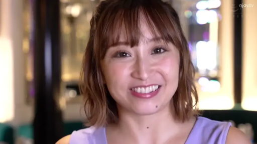 室内 · 脸部 · 微笑 · 快乐 · 正面 · 紫色上衣 · 写真特写