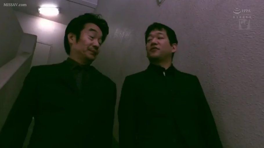 交谈 · 站立 · 自然 · 楼梯间 · 西装 · 男性