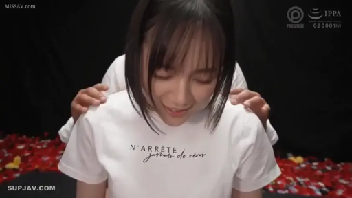 坐姿 · 面部特写 · 摄影棚 · 白色T恤 · 羞涩微笑 · AV剧照 · 被按住肩膀 · 红色花瓣