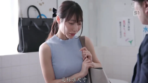 室内 · 交谈 · 站立 · 羞涩 · 半身 · 手提包 · 清纯 · 针织背心