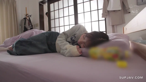 卧室 · 闭眼 · 床 · 侧卧 · 灰色毛衣 · 睡眠 · 偷窥