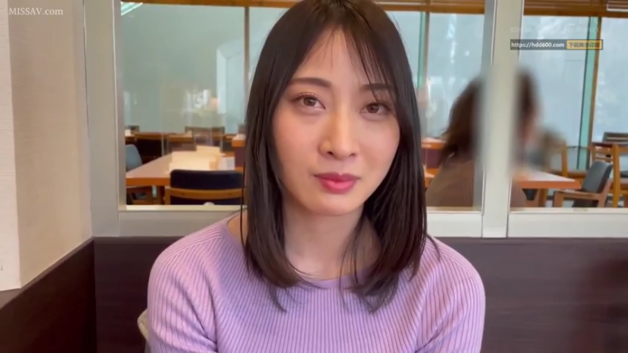 坐姿 · 脸部特写 · 微笑 · 注视 · 餐厅 · 长发 · 紫色针织衫