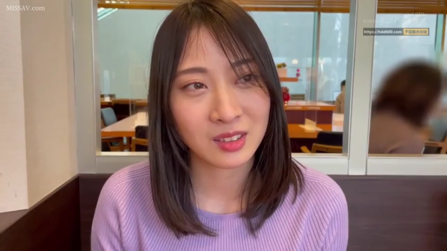 坐姿 · 交谈 · 脸部特写 · 餐厅 · 温柔 · 紫色针织衫 · 黑长直