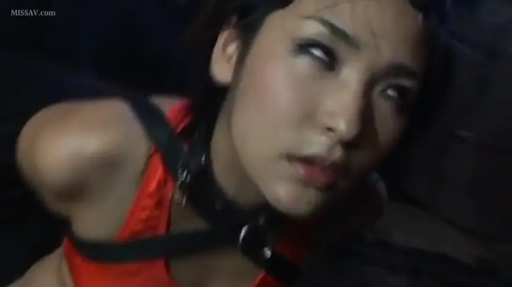 暗室 · 面部特写 · 近景 · 躺姿 · 束缚 · belt · 红色背心 · Ahegao