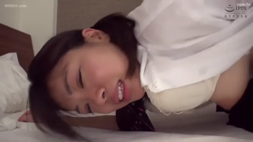 性交 · 卧室 · 趴姿 · 白衬衫 · 枕头 · 面部特写 · 痛苦