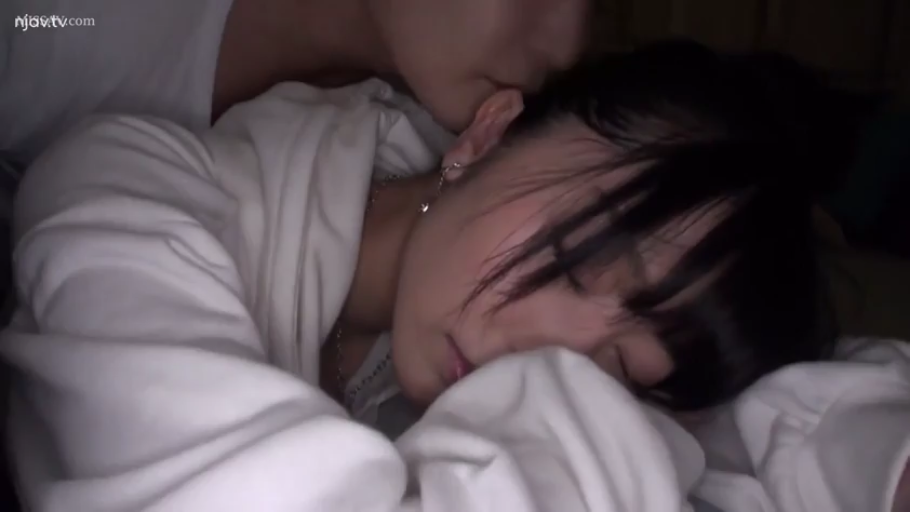 臥室 · 閉眼 · 面部特寫 · 親密 · 趴臥 · 耳饰 · 被亲吻 · 白色卫衣