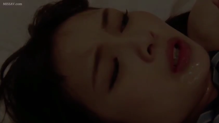 室内 · 脸部特写 · 制服 · 躺姿