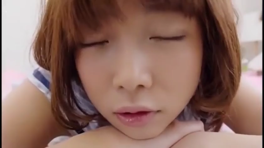 室内 · 顔部のクローズアップ · うつ伏せ · ストライプの上着