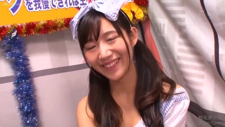 室内 · 坐姿 · 脸部特写 · 露肩装