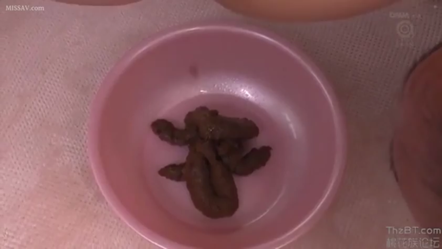 室內 · 排泄 · 嗜粪癖 · 排泄物特写 · 粉色脸盆