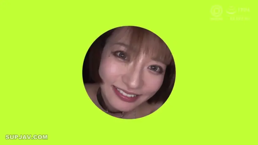 室内 · 脸部特写 · 微笑 · 对视 · 圆形构图 · 正面注视 · 黑色项圈