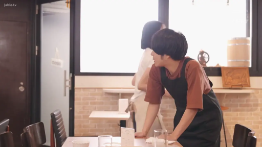 俯身 · 中景 · 自然 · 日常 · 围裙 · 桌椅 · 咖啡厅 · 清洁