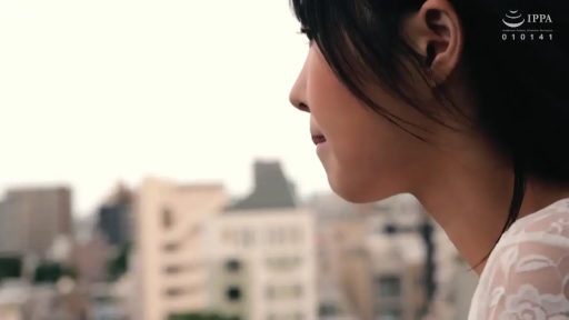坐姿 · 胸部 · 白衬衫 · 沙发 · 微笑 · 客厅 · 交流 · 长发