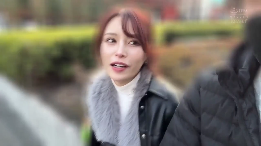 交谈 · 中景 · 行走 · 休闲服 · 背包 · 开心 · 三人 · 户外街道