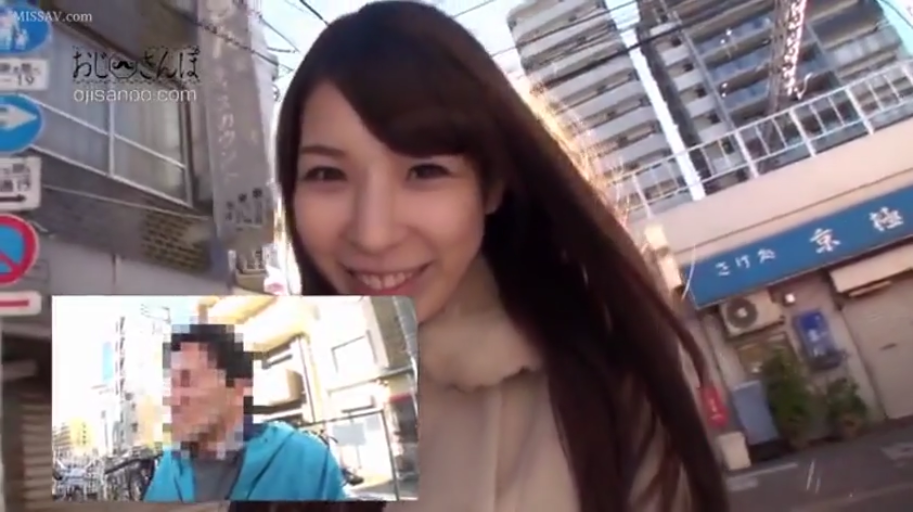 脸部特写 · 站姿 · 户外街道 · 米色外套