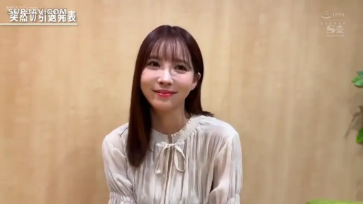 室内 · 微笑 · 面部特写 · 正坐 · 注视镜头 · 浅色褶皱上衣 · 采访视频