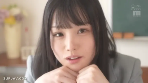 教室 · 微笑 · 顔のクローズアップ · 注視 · 黑板 · 托腮 · 清純系 · 灰色西装