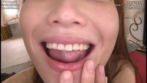 室内 · 正面 · 嘴部特写 · 浅色上衣