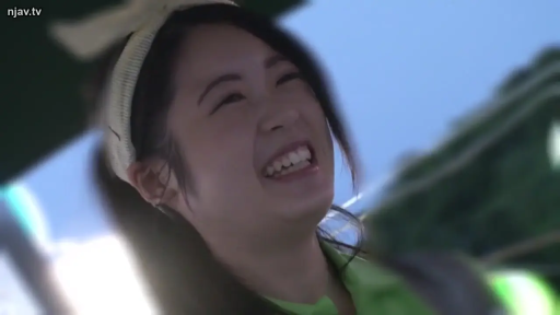 顔部のクローズアップ · 站姿 · 屋外 · 笑容 · 仰拍 · 大笑 · 发带 · 绿色制服