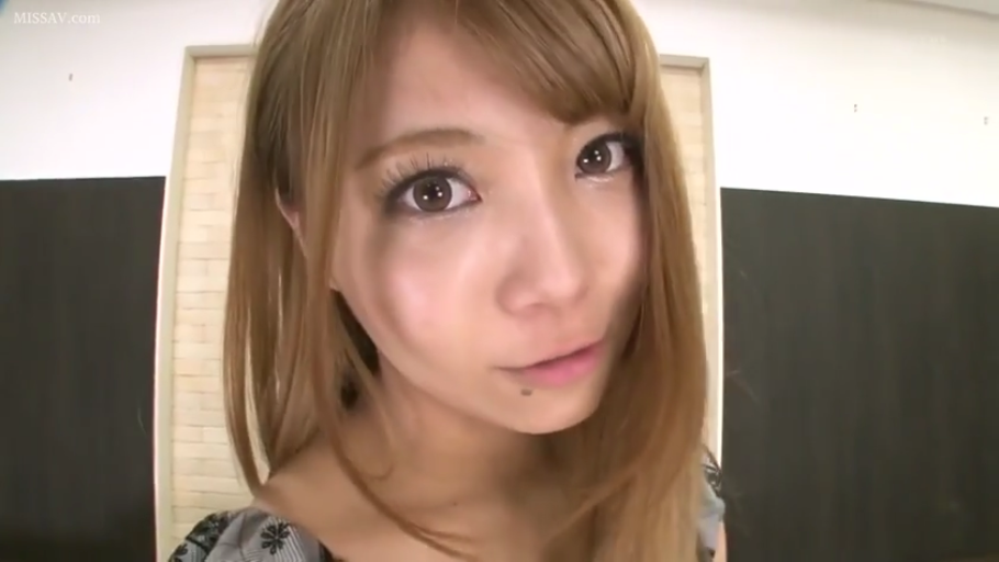 室内 · 单人 · 平静 · 顔のクローズアップ · 凝視 · 常服 · 俯瞰撮影