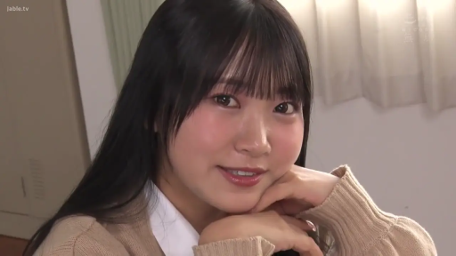 室内 · 脸部特写 · 微笑 · 注视镜头 · 托腮 · 针织开衫 · 黑长直