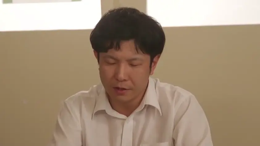 室内 · 座り姿勢 · 真剣 · 面部 · 白衬衫 · 说话 · 男优