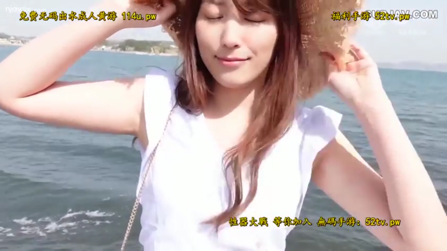 脸部特写 · 白色无袖上衣 · 海边 · 抬手扶帽