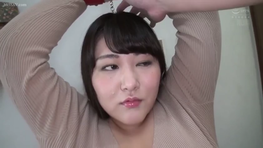 室内 · 面部 · 忧郁 · 手铐 · 针织衫 · 举手 · 束缚 · 丰满