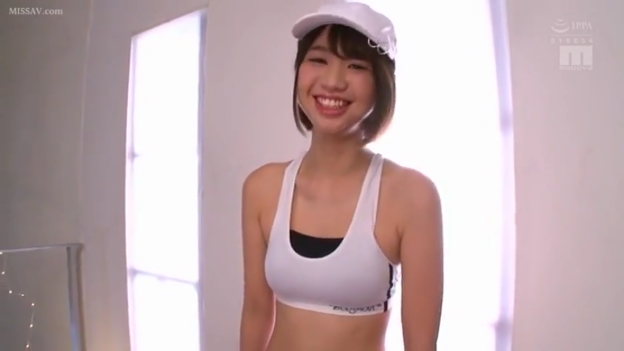 室内 · 运动背心 · 微笑 · 半身 · 正面站立 · 凝视镜头