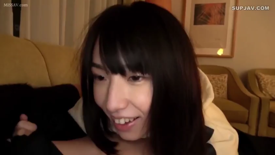 面部特写 · 注视 · 妩媚 · 室内沙发 · 长发 · 斜躺 · 粉色露肩裙