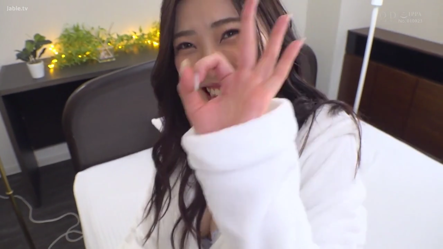 坐姿 · 胸部 · 卧室 · 微笑 · 靠枕 · 注视镜头 · 长发 · 白色浴袍