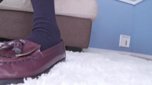 室内 · 站立 · 展示 · 足部 · 地毯 · 局部 · 乐福鞋