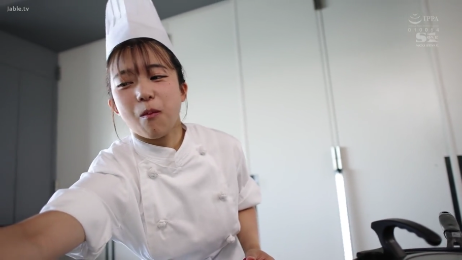 全身 · 站立 · 微笑 · 项链 · 海滩 · 走动 · 黑色比基尼 · 户外拍摄