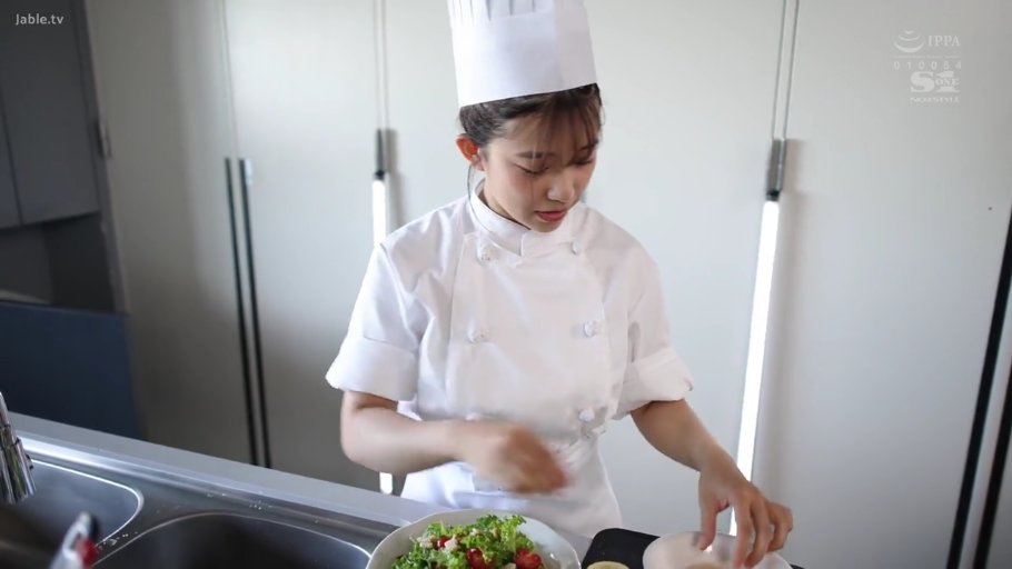 中景 · 站姿 · 自然 · 制服 · 厨房 · 沙拉 · 烹饪 · 厨师服