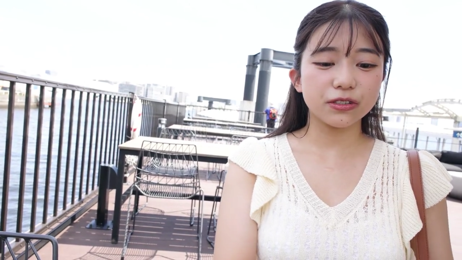 站姿 · 害羞 · 上半身特写 · 无袖针织衫 · 揉鼻 · 生活化场景 · 户外露台 · 户外桌椅