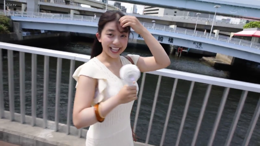 半身特写 · 行走 · 开怀大笑 · 白色荷叶边上衣 · 大桥上 · 使用电扇 · 手持小风扇 · 河景