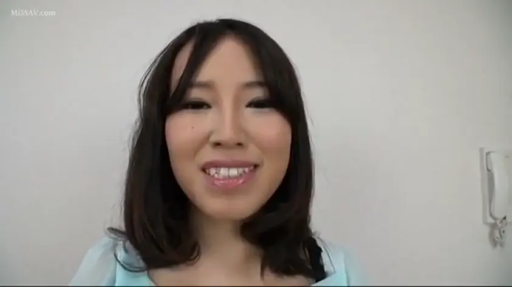 室内 · 微笑 · 面部特写 · 谈话 · 正面坐姿 · 采访 · 电话 · 淡蓝色上衣