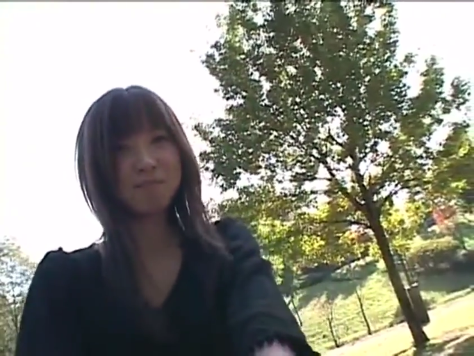 微笑 · 顔のクローズアップ · 注视镜头 · 长发 · 黑色上衣 · 正面に立って · 户外公园