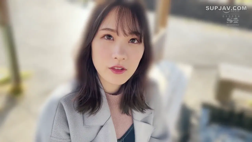 Close-up of the face · 自然 · Outdoor · POV · 看向镜头 · 正对镜头 · 灰色大衣