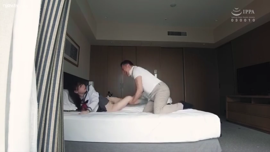 角色扮演 · 水手服 · 床 · 酒店房间 · 侧卧压制 · 身体全景 · 性侵犯模拟 · 惊恐挣扎