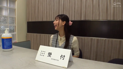 坐姿 · 职业装 · 否 · 大笑 · 侧头交谈 · 粉色发卡 · 办公前台 · 前台指示牌