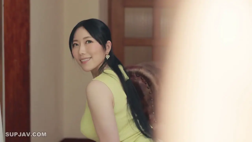 室内 · 微笑 · 注视镜头 · 无袖针织衫 · 耳饰 · 半身照 · 长发熟女 · 坐姿回头