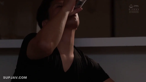 Indoor · Sitting Posture · 面部 · Close your eyes · 黑色T恤 · Male · Drinking alcohol · Can