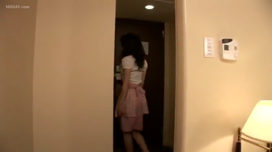 全裸 · 脸部大特写 · 镜头互动 · 灿烂笑容 · 趴卧姿势 · 女友视角 · 室内办公背景