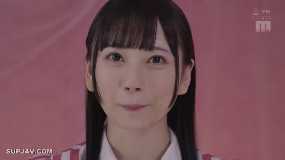 Indoor · Close-up of the face · Smile · Gaze · 正面 · 黑长直 · 条纹制服