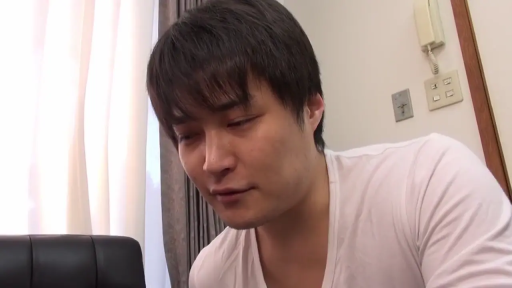 室内 · 坐姿 · 愉悦 · 面部特写 · 凝视 · 窗帘 · 白色T恤 · 成年男性