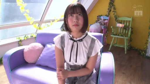 Indoor · Sitting Posture · Sofa · Living room · 制服 · 上半身 · 开心 · Looking up