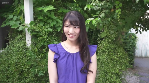 站姿 · 微笑 · 户外花园 · 日本AV · 半身像 · 注视侧方 · 紫色无袖上衣 · 绿植背景