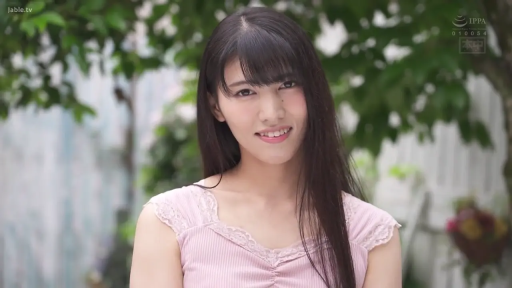 长发 · 甜美微笑 · 正面站立 · 胸部以上 · 户外园林 · 粉色蕾丝上衣 · 微笑看向镜头