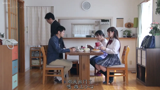 坐姿 · 自然 · 学生制服 · 餐桌 · 多人 · 餐厅 · 用餐